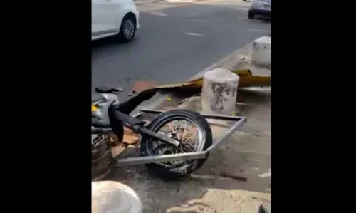 
				
					Homem morre após batida de moto em muro no bairro de Stella Maris, em Salvador
				
				