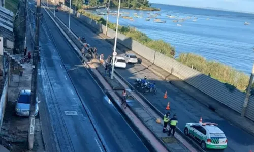 
				
					Homem morre e outro fica ferido em acidente de moto no Subúrbio de Salvador
				
				