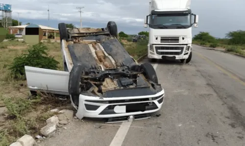 
				
					Homem morre após bater carro em caminhão e capotar na BR-116, norte da Bahia
				
				