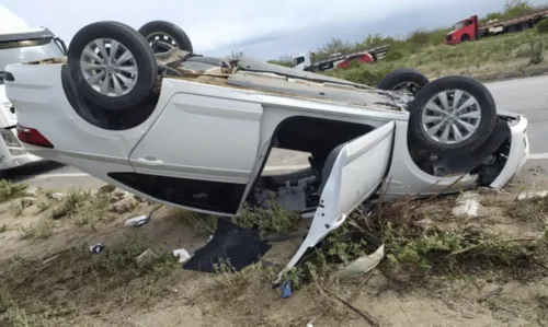 
				
					Homem morre após bater carro em caminhão e capotar na BR-116, norte da Bahia
				
				