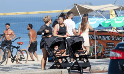 
				
					Nanda Costa e Lan Lanh passeiam com filhas gêmeas no Rio de Janeiro; veja fotos
				
				