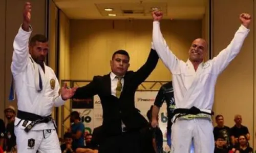 
				
					Campeão do 'BBB 10', Marcelo Dourado conquista cinturão de Jiu-Jitsu aos 50 anos
				
				