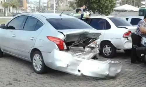 
				
					Engavetamento com quatro carros é registrado na Boca do Rio, orla de Salvador
				
				