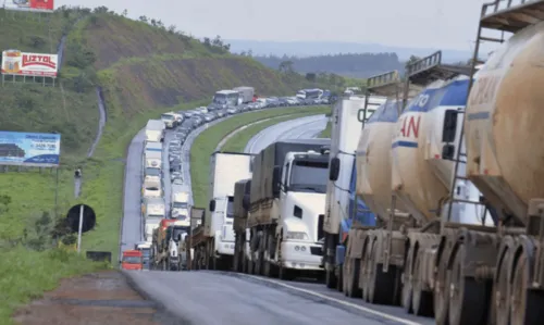 
				
					Caminhoneiros recebem auxílio com parcela dobrada
				
				