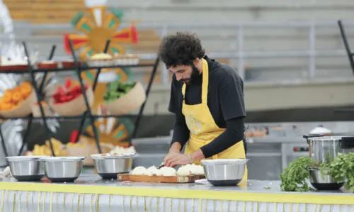 
				
					'Masterchef': Participantes cozinham para 100 integrantes de escolas de samba no próximo episódio
				
				