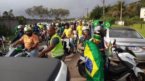 
				
					Jair Bolsonaro visita cidades baianas, é recebido por apoiadores e participa de motociata
				
				