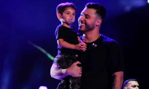 
				
					Léo, filho de Marília Mendonça, rouba a cena ao subir no palco com Murilo Huff pela 1ª vez; assista
				
				