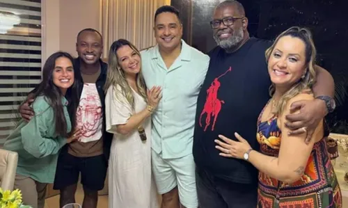 
				
					Péricles se declara para Xanddy e Carla Perez após surpresa para esposa em Salvador: 'Amo vocês'
				
				