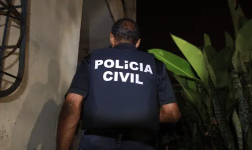 
				
					Homem de 28 anos é assassinado a tiros dentro de bar no interior da Bahia
				
				