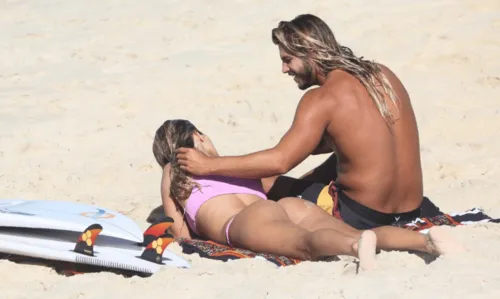 
				
					Isabella Santoni e Caio Vaz curtem dia de sol em praia do São Conrado, no RJ
				
				