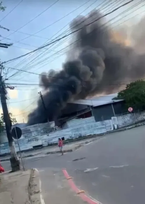 
				
					Depósito é atingido por incêndio próximo à Estação Retiro do metrô de Salvador
				
				