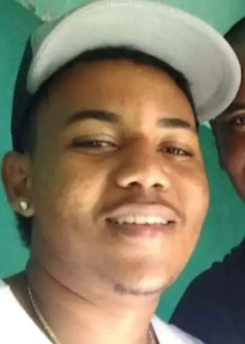 
				
					Suspeito de matar jovem após discussão em transporte clandestino é procurado pela polícia
				
				