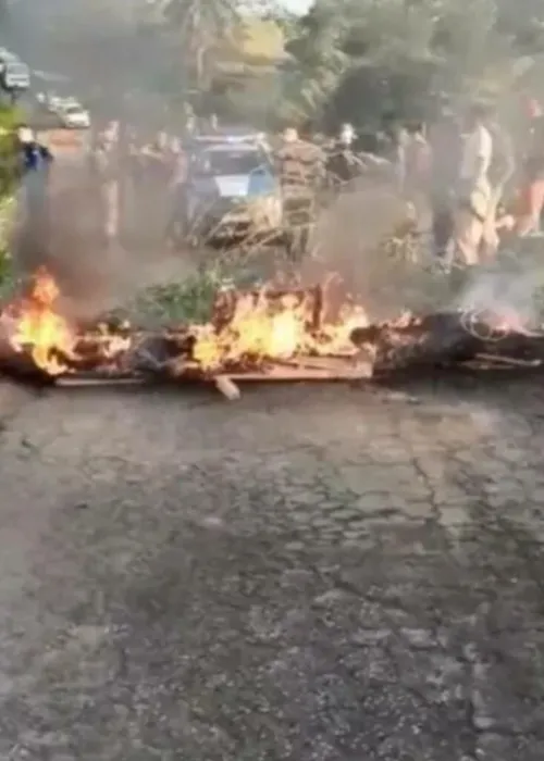 
				
					Moradores fazem protesto e fecham BA-522 por melhorias na rodovia
				
				