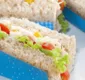 
                  Merenda escolar: aprenda a fazer um saboroso sanduichinho de frango para a criançada
