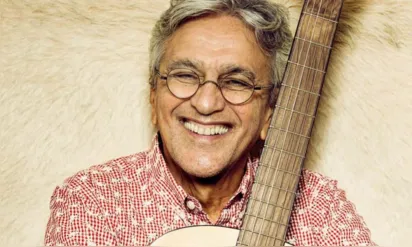 
		Livro aborda fase 'pop' de Caetano Veloso e lembra que cantor já tocou com Psirico em shows