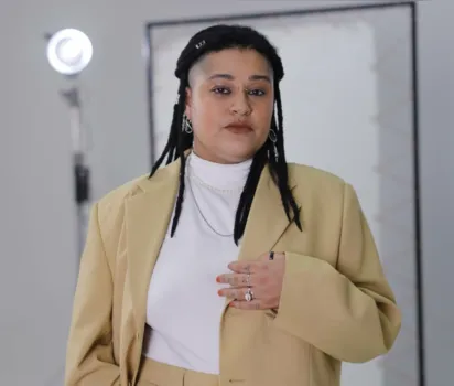 
		Dedicação, estudo e prática: conheça a trajetória inspiradora e potente de Juh Almeida, diretora baiana que leva seu cinema negro pelo Brasil e mundo afora