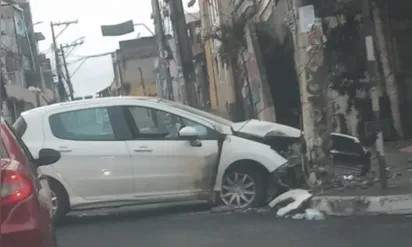 
		Colisão entre carro e poste deixa moradores sem energia elétrica na Liberdade, em Salvador