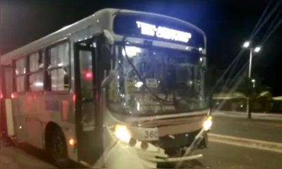 
		Batida entre 2 ônibus deixa 4 feridos na Av. Octávio Mangabeira, em Salvador