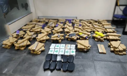 
		Homem é preso e quase meia tonelada de drogas é apreendida em ônibus de viagem na Bahia