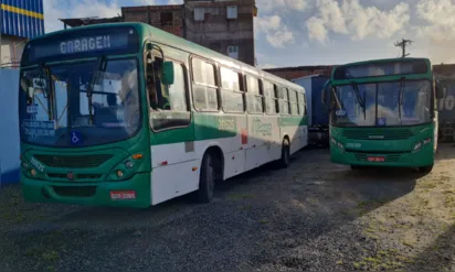 
		Ônibus com passageiros e outro com rodoviários são atacados por assaltantes em Salvador