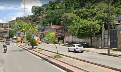
		Homem tem casa invadida e é morto a tiros no bairro do Rio Sena, em Salvador