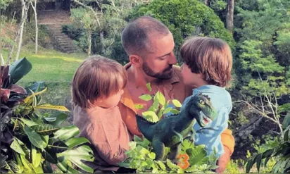 
		Viúvo de Paulo Gustavo, Thales Bretas reflete sobre paternidade: 'É difícil pra caramba'