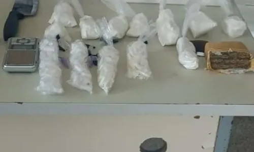 
				
					Mais de 160 pinos de cocaína e um tablete de maconha são apreendidos em Coutos, bairro de Salvador
				
				