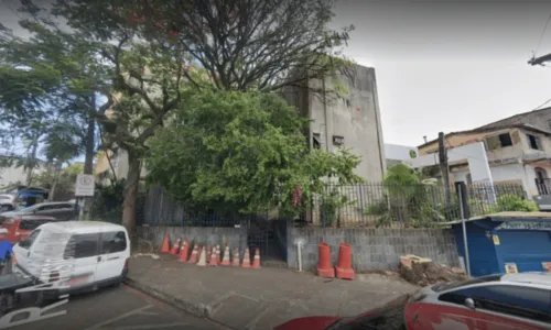 
				
					Criminosos armados cercam van e assaltam funcionários de empresa de telemarketing em Salvador
				
				