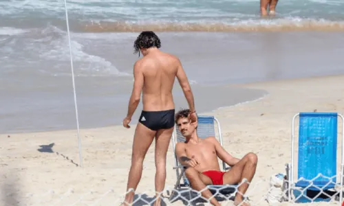 
				
					Saiba quem é o rapaz flagrado aos beijos com Jesuíta Barbosa em praia do RJ
				
				