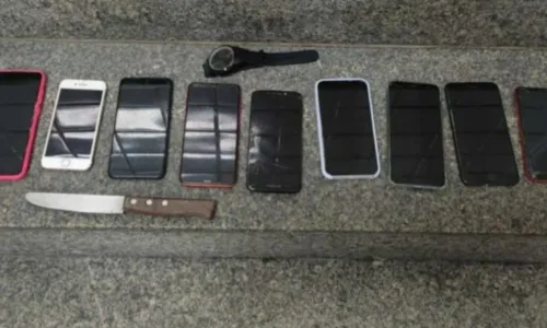 
				
					Suspeito de assaltos é preso com dez celulares após perseguição policial na Avenida ACM
				
				