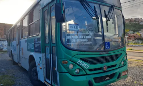 
				
					Criminosos assaltam passageiros de ônibus no bairro de Sussuarana, em Salvador
				
				