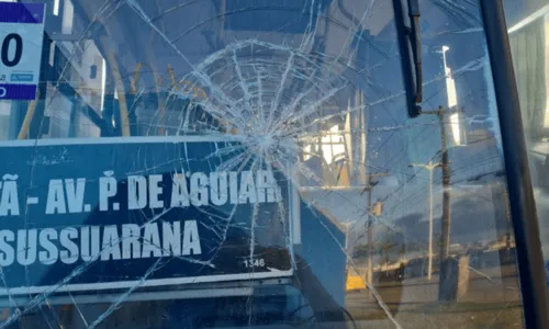 
				
					Criminosos assaltam passageiros de ônibus no bairro de Sussuarana, em Salvador
				
				