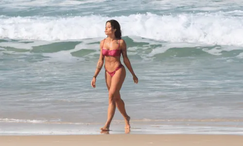 
				
					Aline Campos ostenta corpão em dia de praia na Barra da Tijuca
				
				