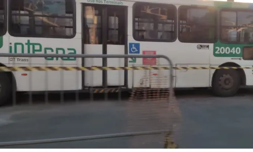 
				
					Estação Mussurunga é interditada após suposta bomba ser encontrada em ônibus
				
				