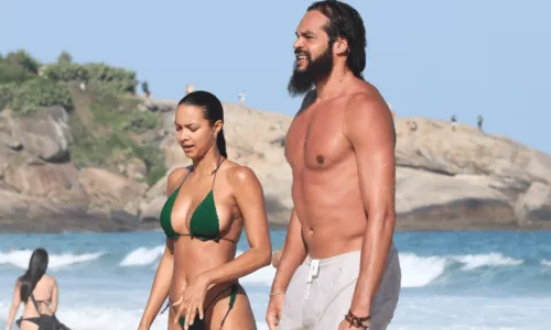 
				
					Top model internacional, Lais Ribeiro curte praia de Ipanema com o marido
				
				