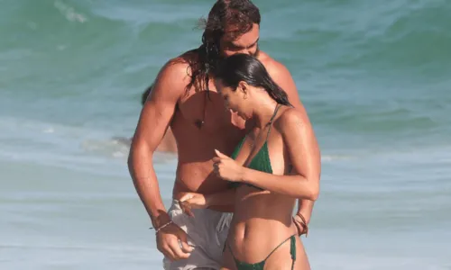 
				
					Top model internacional, Lais Ribeiro curte praia de Ipanema com o marido
				
				