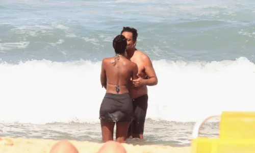 
				
					Maju Coutinho troca beijos com o marido em cliques raros na praia
				
				
