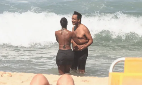 
				
					Maju Coutinho troca beijos com o marido em cliques raros na praia
				
				