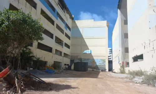 
				
					Após declarar falência, sede do antigo colégio ISBA começa a ser demolida; veja fotos
				
				
