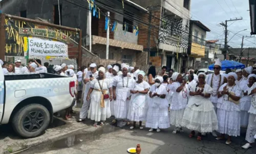 
				
					Fiéis e representantes de religiões de matriz africana marcham em protesto contra racismo e intolerância na RMS
				
				