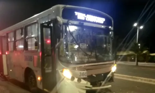 
				
					Batida entre 2 ônibus deixa 4 feridos na Av. Octávio Mangabeira, em Salvador
				
				