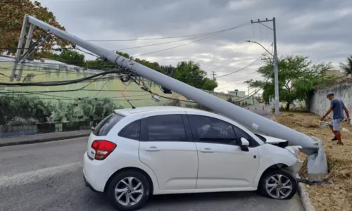 
				
					Rua é interditada após carro derrubar poste no bairro de Stella Maris, em Salvador
				
				