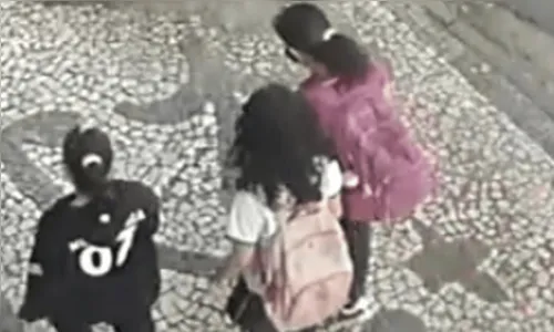 
				
					Grupo protesta no centro de Salvador um dia após garota ser morta em assalto
				
				