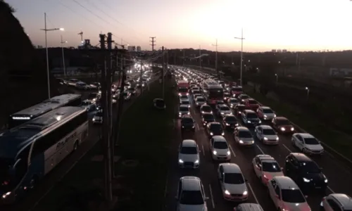 
				
					Grupo realiza protesto na Av. Paralela e deixa trânsito congestionado em Salvador
				
				