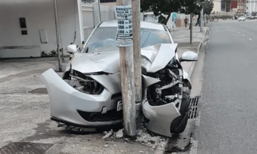 
				
					Carro bate em poste e duas pessoas ficam feridas no bairro da Pituba, em Salvador
				
				