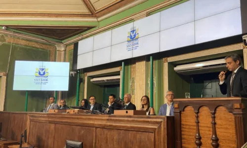 
				
					Câmara de Salvador concede título de cidadão a Jânyo Diniz
				
				