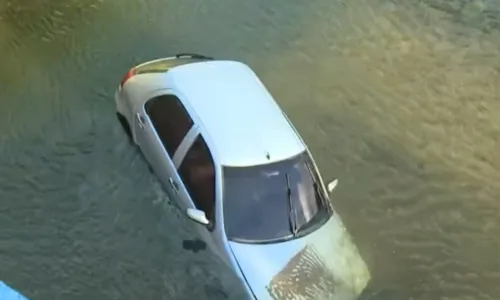 
				
					Motorista perde controle de direção e carro cai no Rio Jaguaribe, em Salvador
				
				
