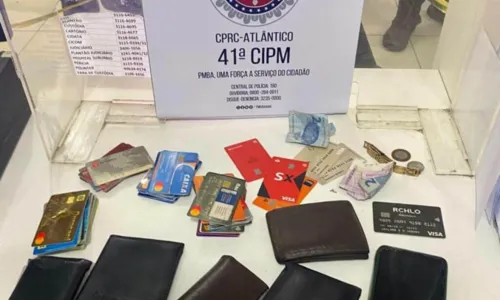 
				
					Suspeitos de estelionato são presos com mais de 80 cartões falsos em Salvador
				
				
