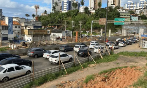 
				
					Trânsito é desviado na Rua Lucaia para realização de obras do BRT e gera congestionamento
				
				