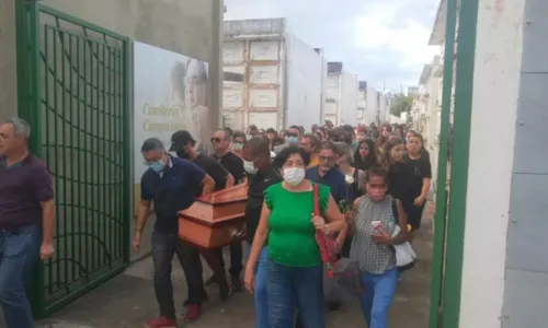 
				
					Corpo de adolescente de 15 anos morta durante assalto em Salvador é enterrado
				
				